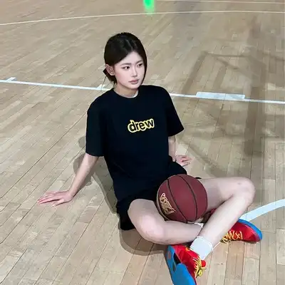 梁飞